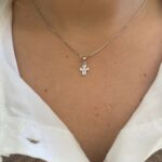 Cruz de circonitas con cadena de oro blanco de 18 K