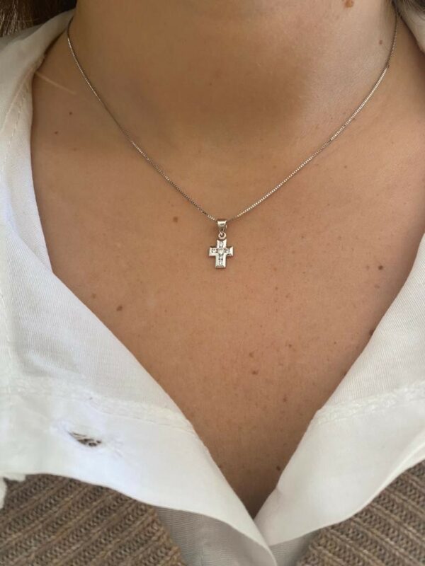 Cruz de circonitas con cadena de oro blanco de 18 K