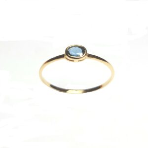 Sortija de piedras de color London Blue en 18K