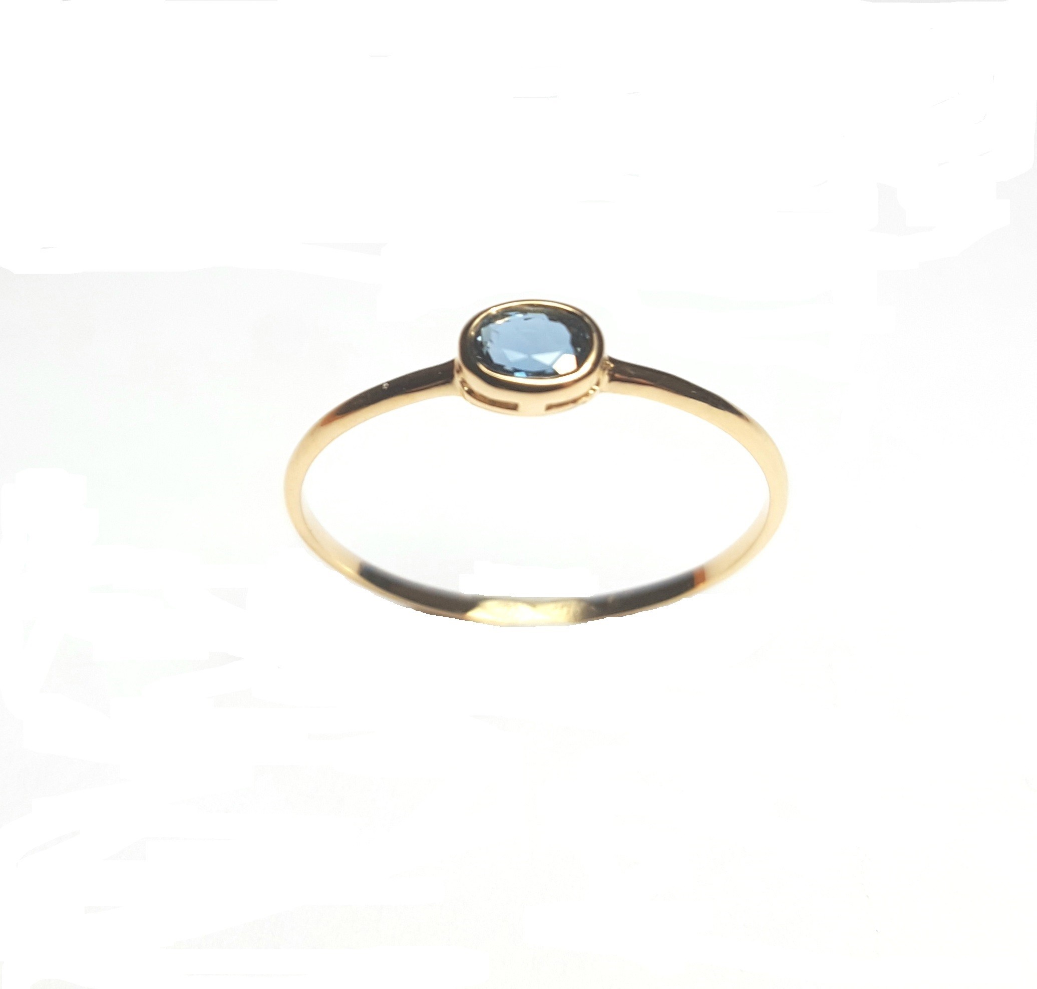 Sortija de piedras de color London Blue en 18K