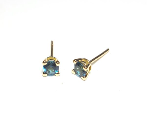 Pendientes con piedra de color London Blue en oro 18K