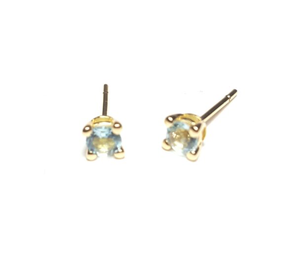 Pendientes con piedra de color Topacio Azul en oro 18K