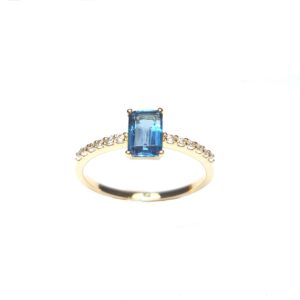 Sortija de circonitas y piedra de color London Blue en oro de 18K