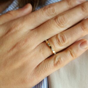 Sortija de circonitas en oro bicolor de 18K