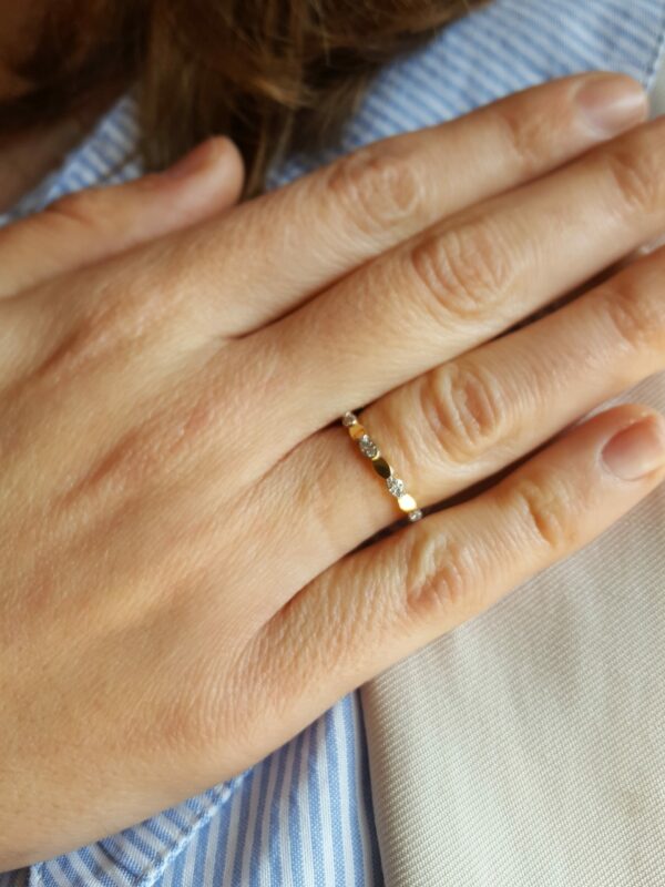 Sortija de circonitas en oro bicolor de 18K